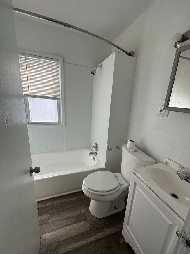 Photo - 3bd UPSTAIRS DUPLEX Cash Pay/Section 8 Unidad UP