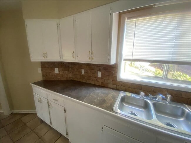 Photo - 2440 Price St