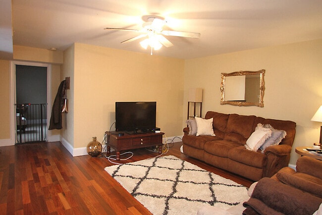Photo - Village District 2-Bedroom Condo - Walkable to Shopping + Dining! Unidad 201