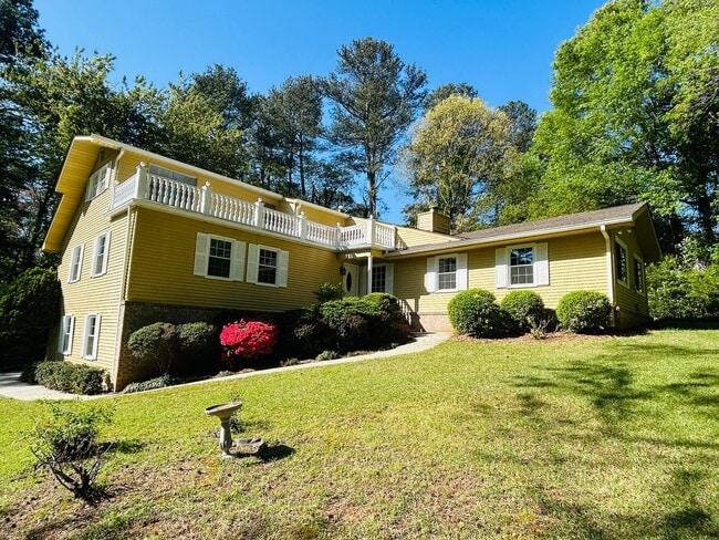 Building Photo - WOW! This 5 bedroom, 3 full bathroom home ...