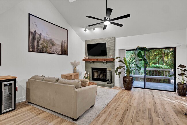 Photo - 1800 Eastwood Rd