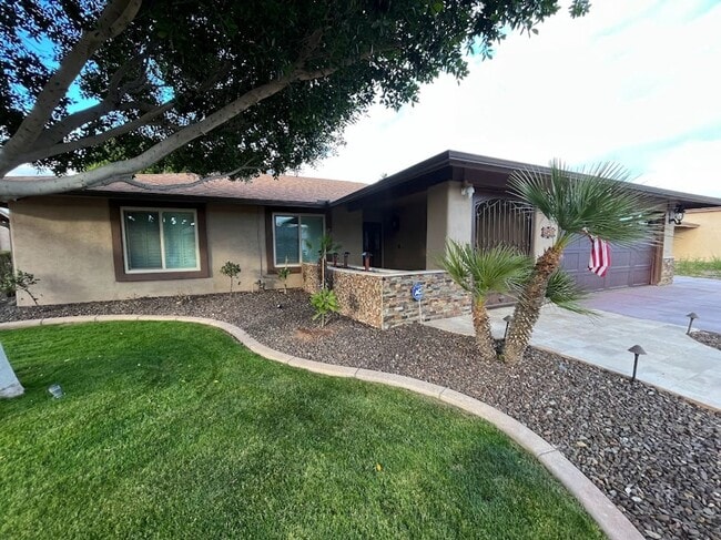 Building Photo - Elegant North Glendale Retreat with Premium Upgrades