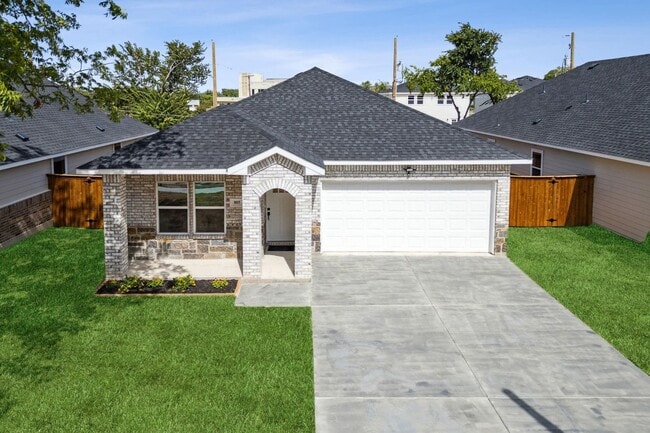 Photo - Modern 4-Bedroom Retreat with Patio Deck &...