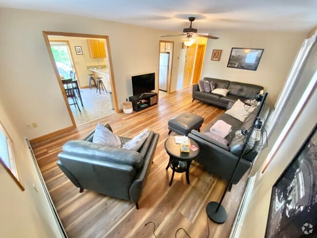 Building Photo - 3 Bedroom Apartment in Home VT Available 8/1!