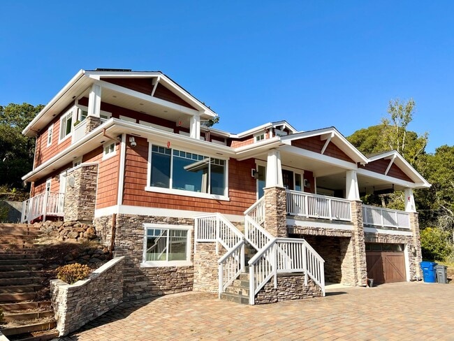 Building Photo - Spectacular views, gracious living areas, superb entertaining space....5 minutes to downtown, 2 m...