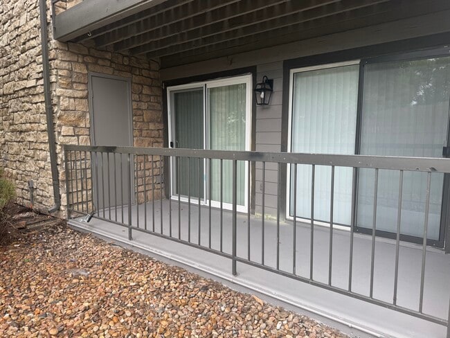 Patio con entrada con puerta corrediza al dormitorio principal y sala de estar. Además, amplio armario de almacenamiento. - 2575 S Syracuse Way Unidad J108