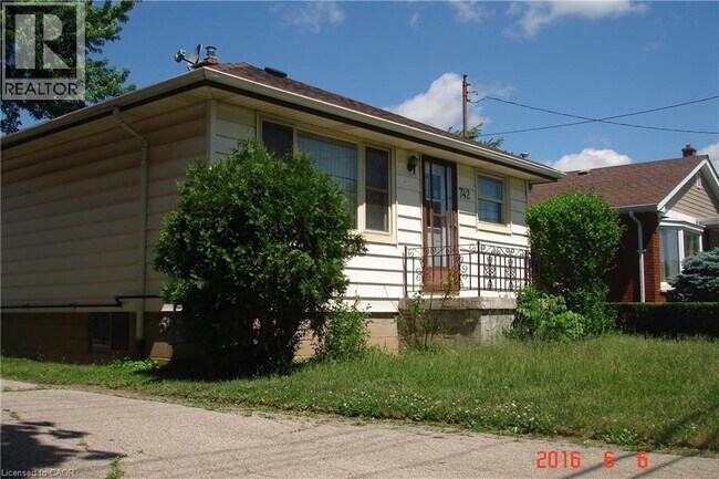 Photo - 742 Garth St