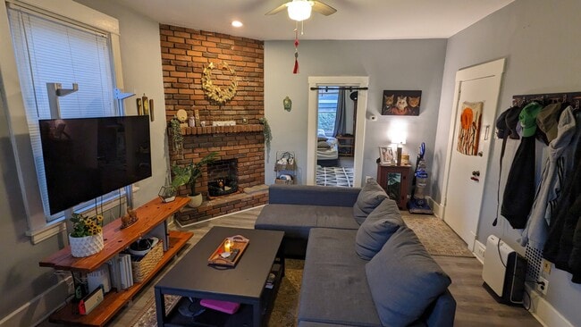 Building Photo - 615 Greenfield Ave Unit 615 #2