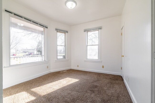 Photo - Spacious 4 Bedroom 2 Full Baths Available Kenosha