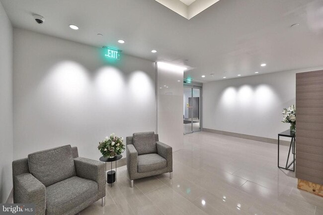 Building Photo - 2018 Walnut St Unit 18G