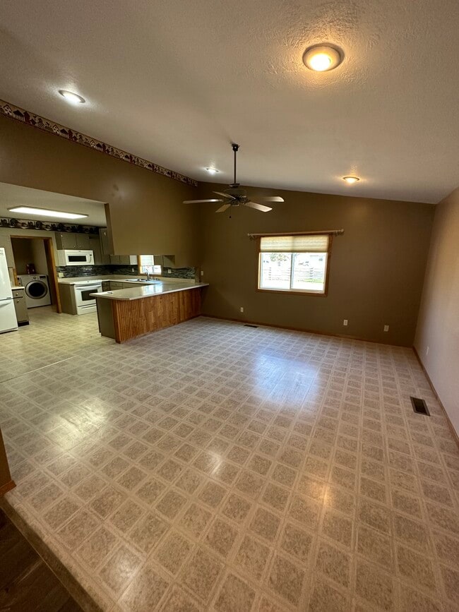 Photo - 1010 E 3rd St