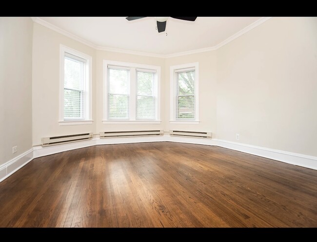 Photo - 3825 N Greenview Ave Apartments