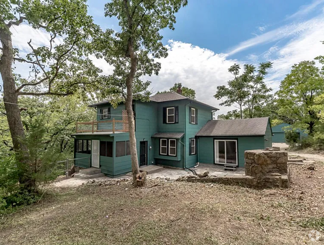Building Photo - 4BR/2BA Home for Privacy and Space Ready i...