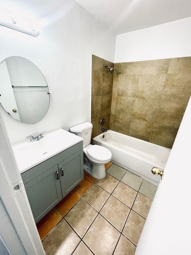 Photo - 3351 Brussels St Unidad 02