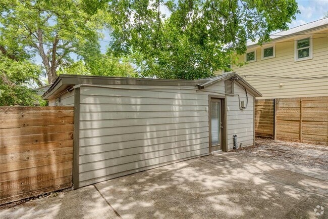 Building Photo - 2318-B Willow St Rental