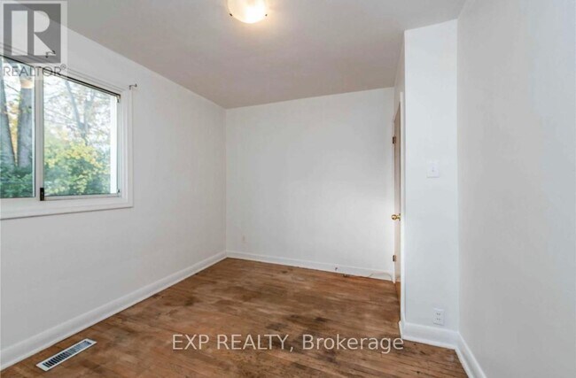 Photo - 33 Lakeland Crescent