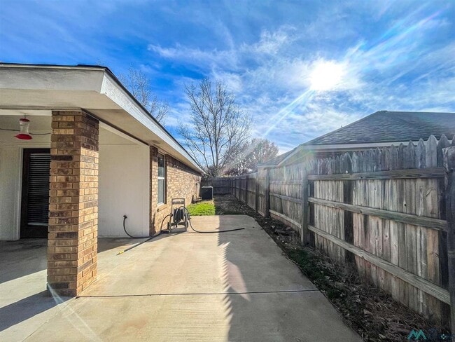 Building Photo - 2140 Northglen Dr