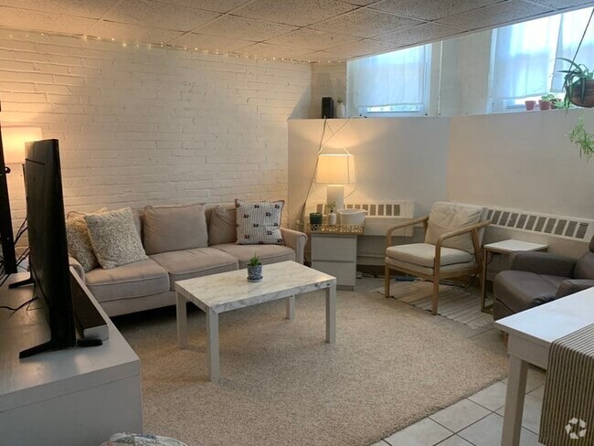 Building Photo - 1641 Commonwealth Ave Rental
