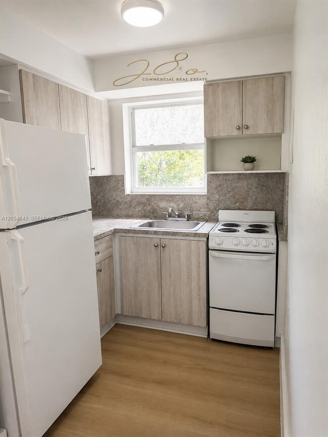 Building Photo - 1465 W 28th St Unit 4
