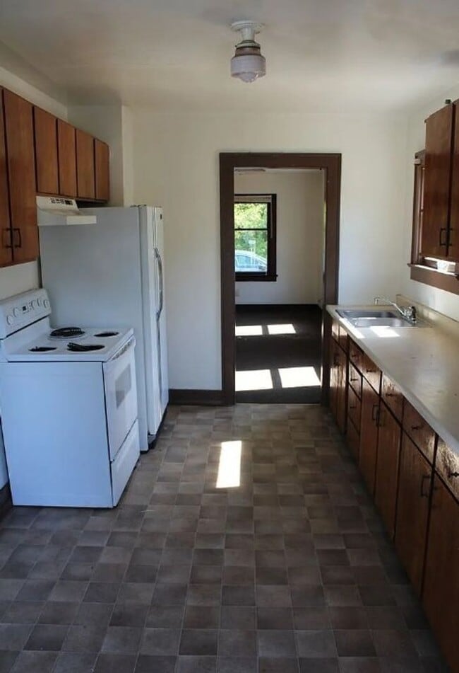 Photo - 6 bedroom, 2 Bath Home Available in August!