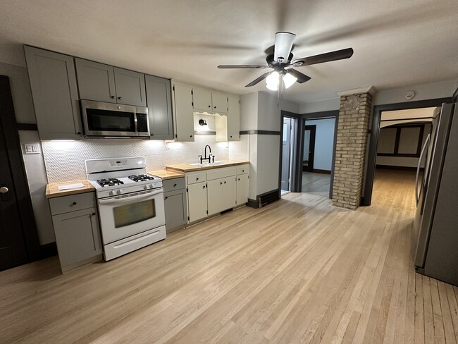 Building Photo - 5908 W Lapham St Unit Upper