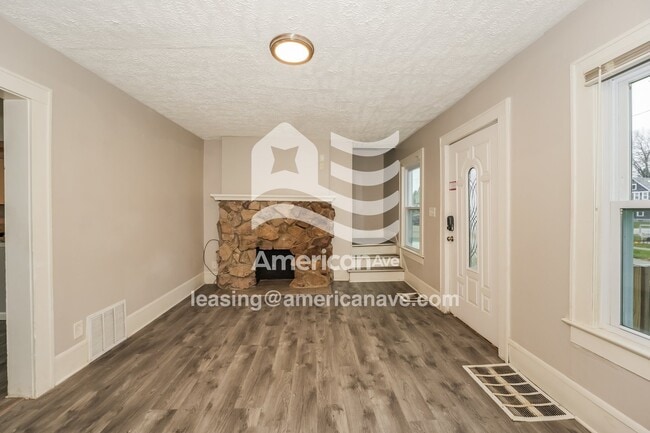 Photo - 305 3rd St NW