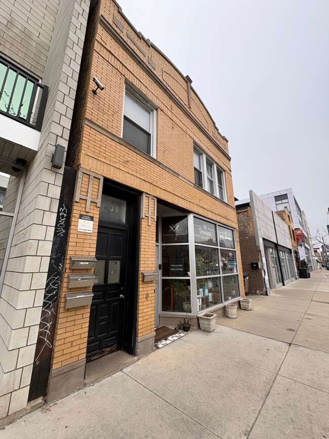 Building Photo - 839 N Ashland Ave Unit 2R