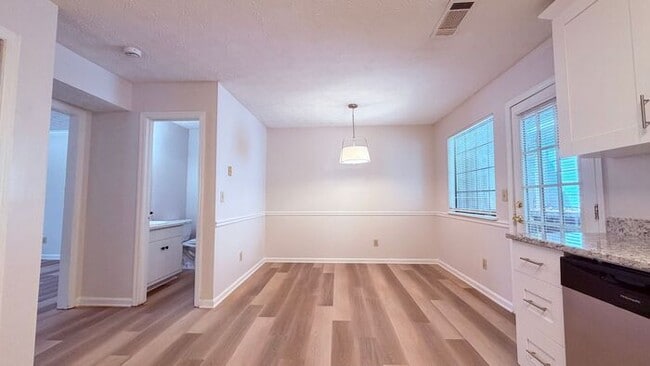 Snellville 2 Bed-2.5 Bath Townhouse, BRAND NEW KITCHEN and Flooring, End Unit