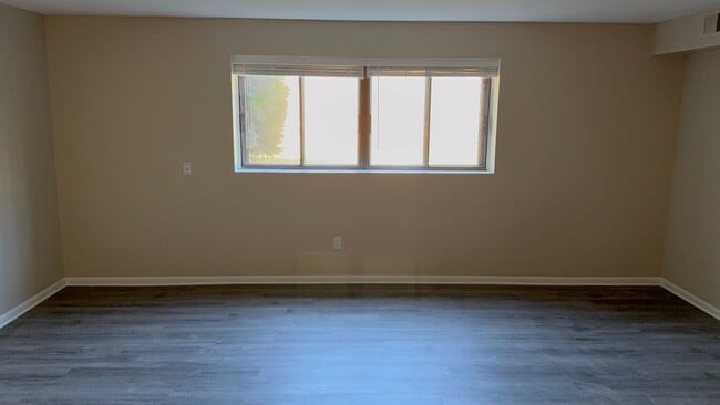 Living room - 33 Windemere Apartments