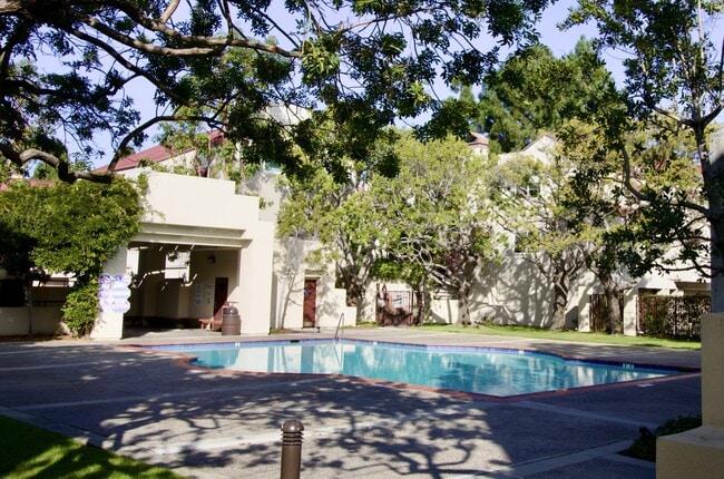 Photo - 129 E Court Ln