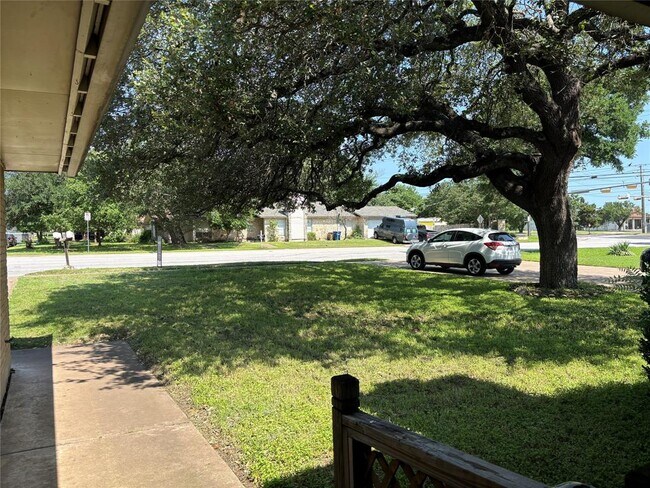 Photo - 11905 Oak Knoll Dr