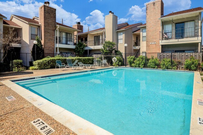 Building Photo - 1818 Augusta Dr Unit 33