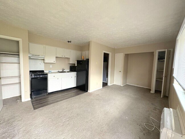 601 Moses Dr Unit 2-2