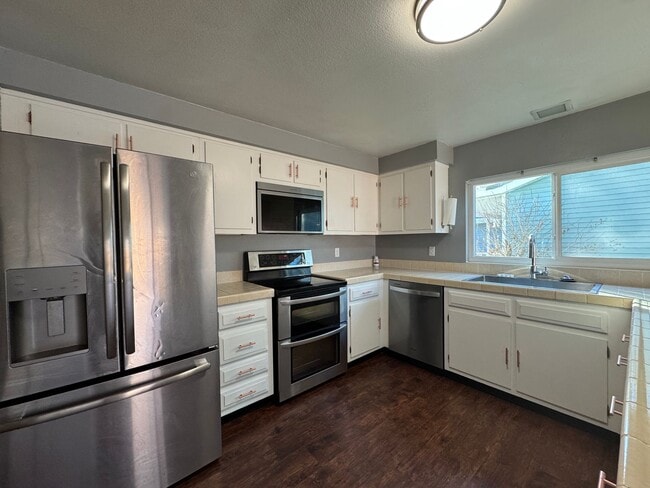 Building Photo - 3 Bed, 2 Bath Home Available NOW in Southeast Reno!