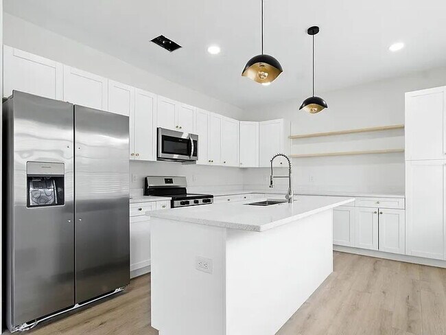 Building Photo - Fall Semester Move-In | Spacious 5BR Home in Ridgewood Park