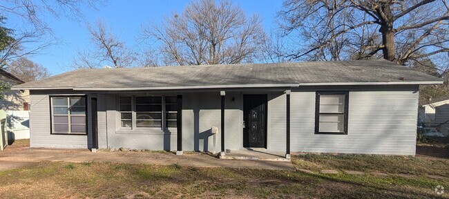 Building Photo - Available Now! 3 Bedroom Rental