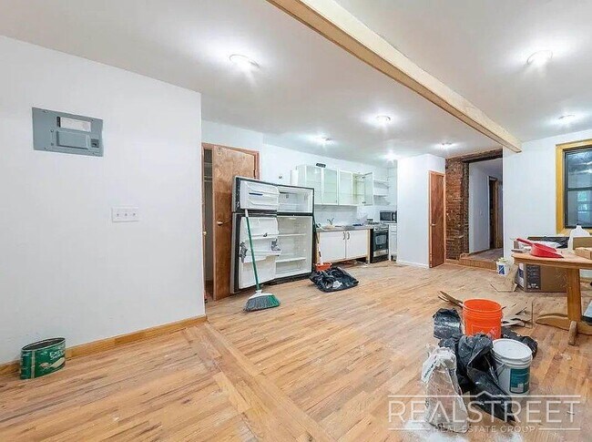 No Fee – 4 Bed / 1.5 Bath with Private Bac... - No Fee – 4 Bed / 1.5 Bath with Private Bac... Apartamento Unidad 1