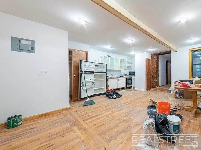 Building Photo - No Fee – 4 Bed / 1.5 Bath with Private Bac... Unit 1 Rental