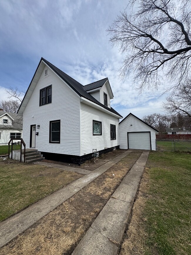 Photo - 1420 Okema St