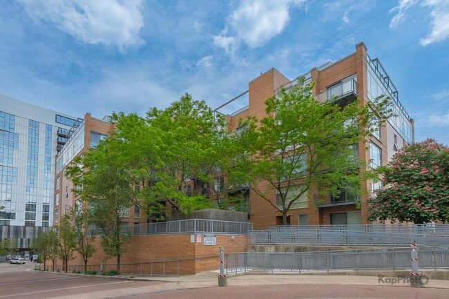 Building Photo - 1720 Oak Ave Unit 201