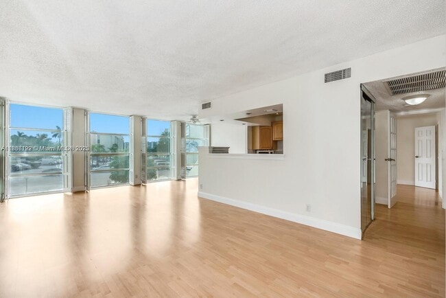 Photo - 801 Three Islands Boulevard Unidad 211