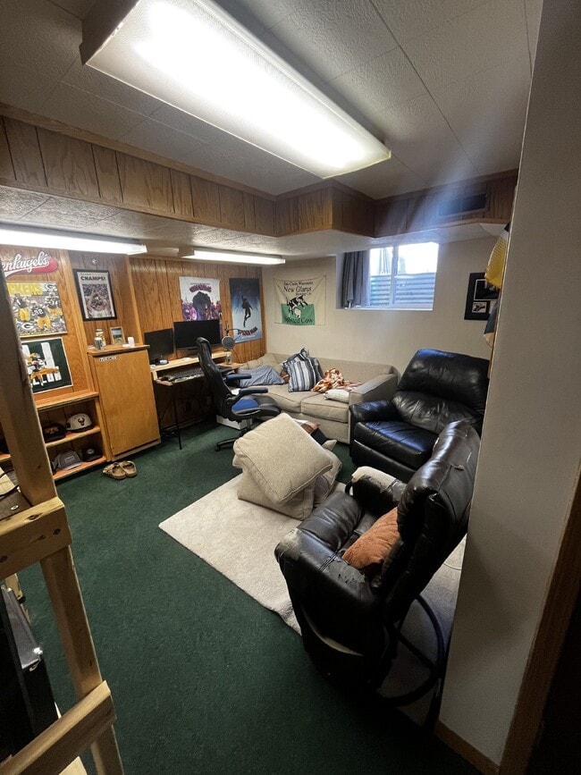 Building Photo - 1 bedroom near UWEC Available June 1st! Unit 3 Rental