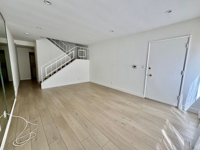 Building Photo - 337 Rexford Dr Unit 337 S Rexford Dr 4