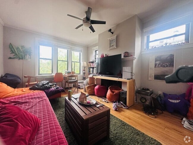 Building Photo - 2 bedroom in Chicago IL 60657 Unit N3 Rental