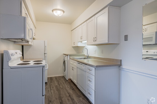 2BR, 1BA Kitchen - Fox Glen Apartments