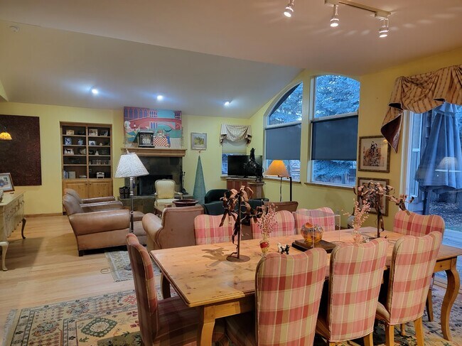 Photo - 1611 Heroic Rd