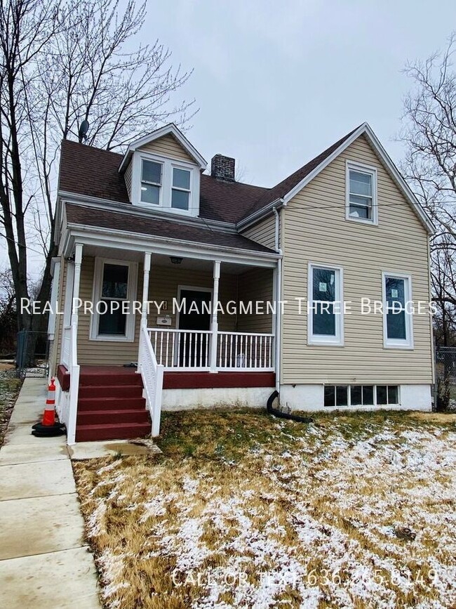 Spacious Ferguson 4 Bedroom 2 Bath Home - Spacious Ferguson 4 Bedroom 2 Bath Home