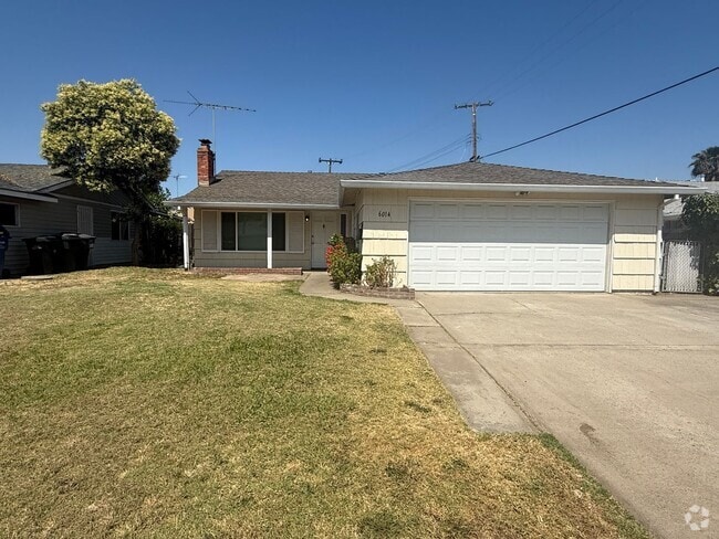 Building Photo - 3 bed 1 bath home available now