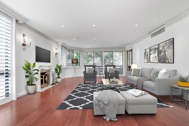 Photo - 300 N Swall Dr House
