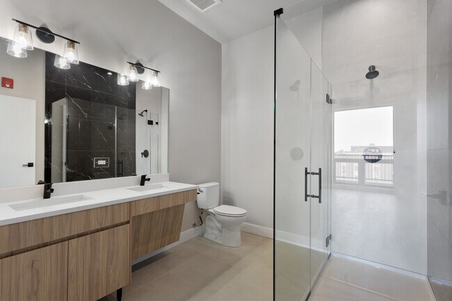 Photo - 2505 W Farragut Ave Unit 202